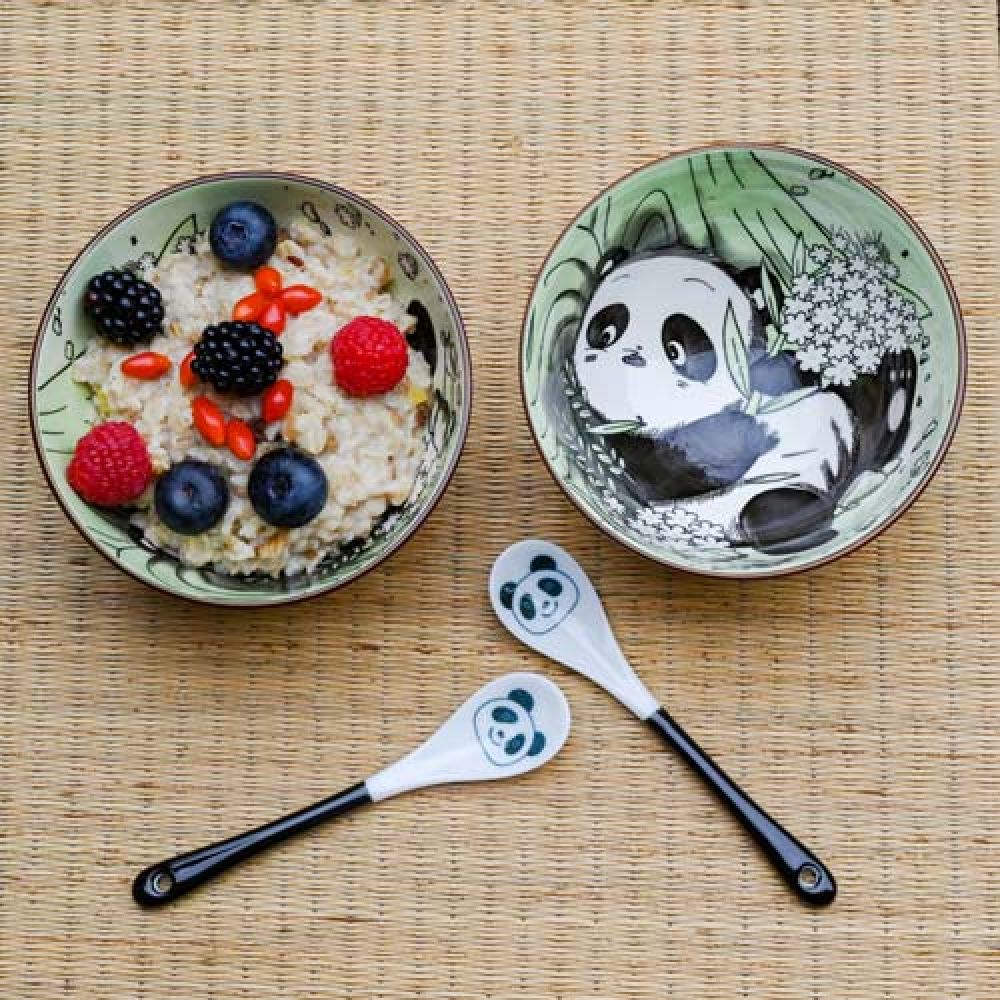 Babynahrung aus Pandaschalen mit Pandalöffeln