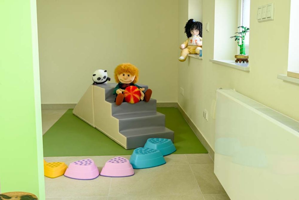 Behandlungsraum mit verschiedenen Spiel- und Therapiegeräten