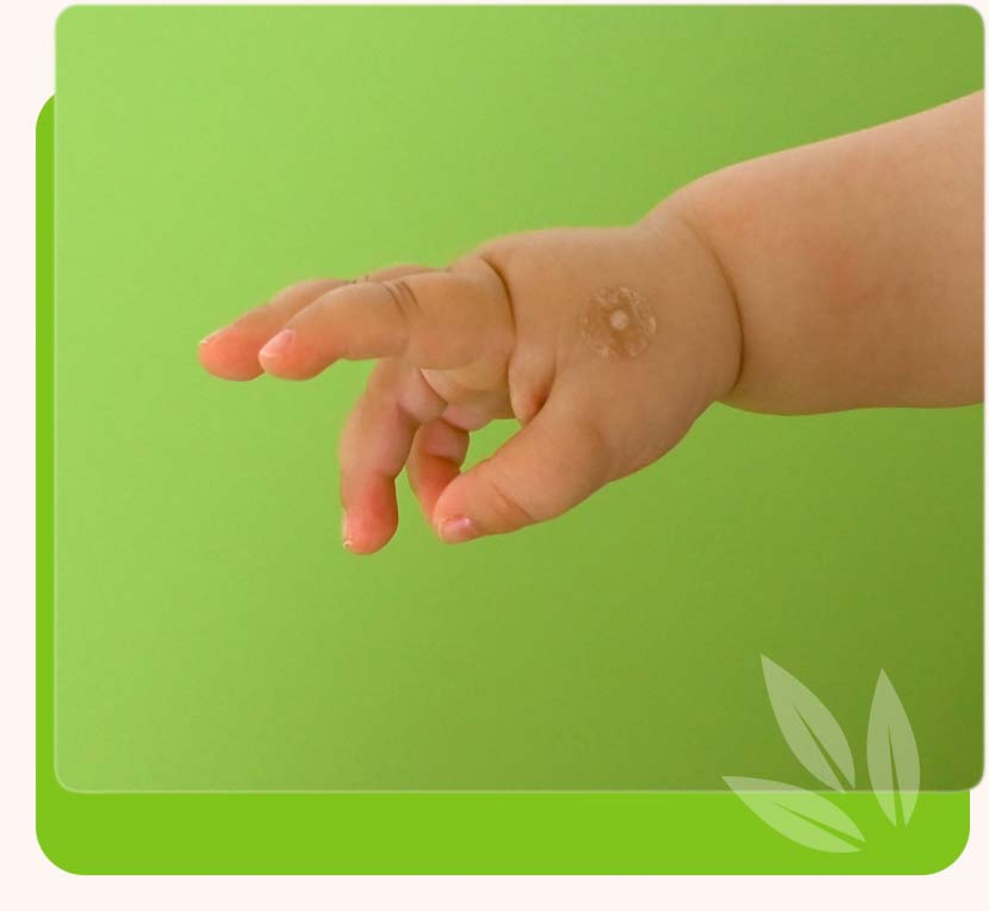 Kugelpflaster auf Baby Hand