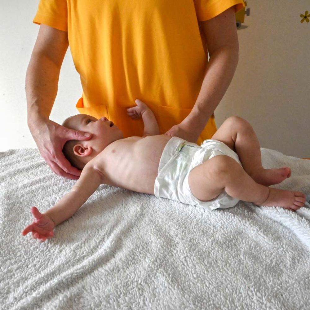 Therapeutin und Kleinkind 