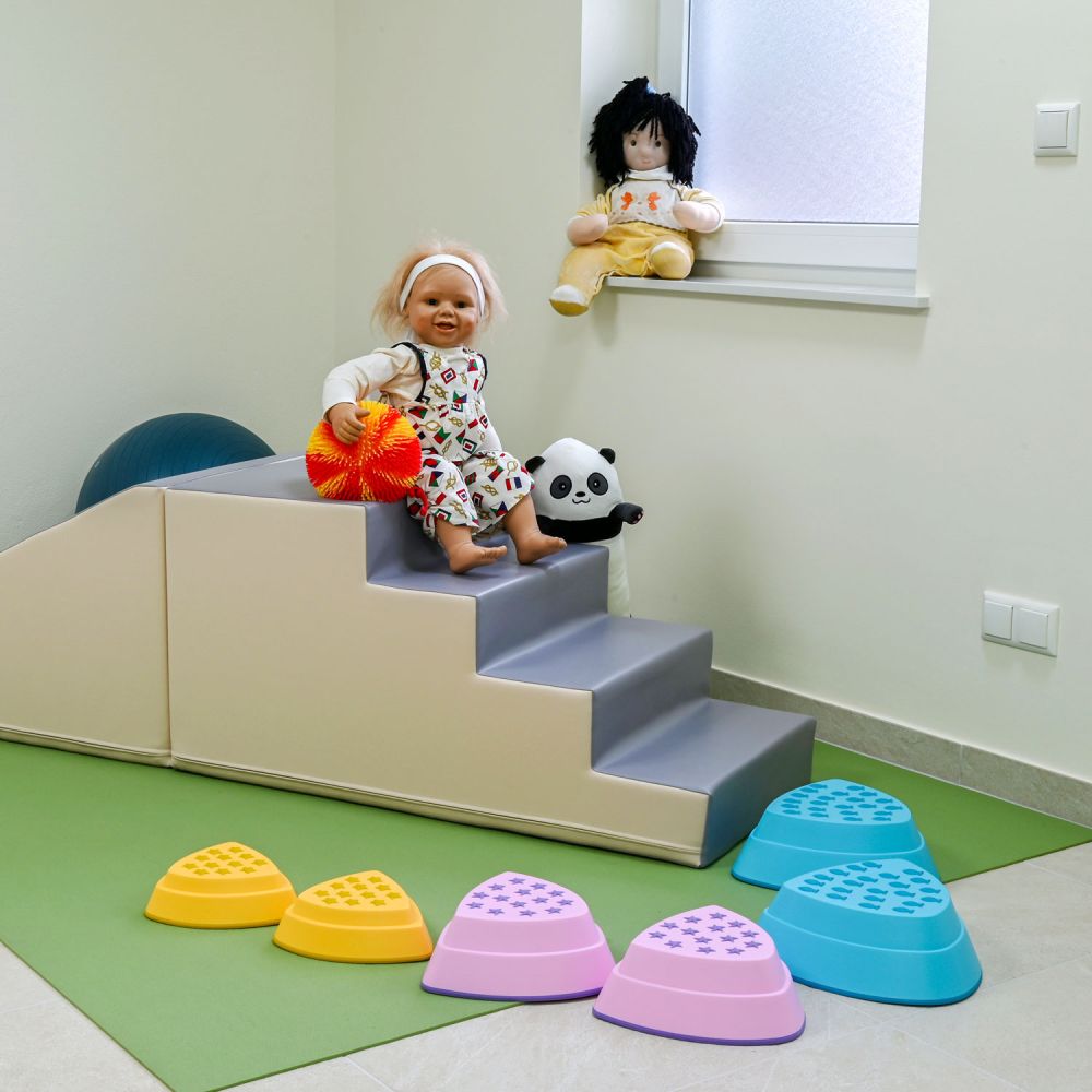 Behandlungsraum mit Therapiegeräten