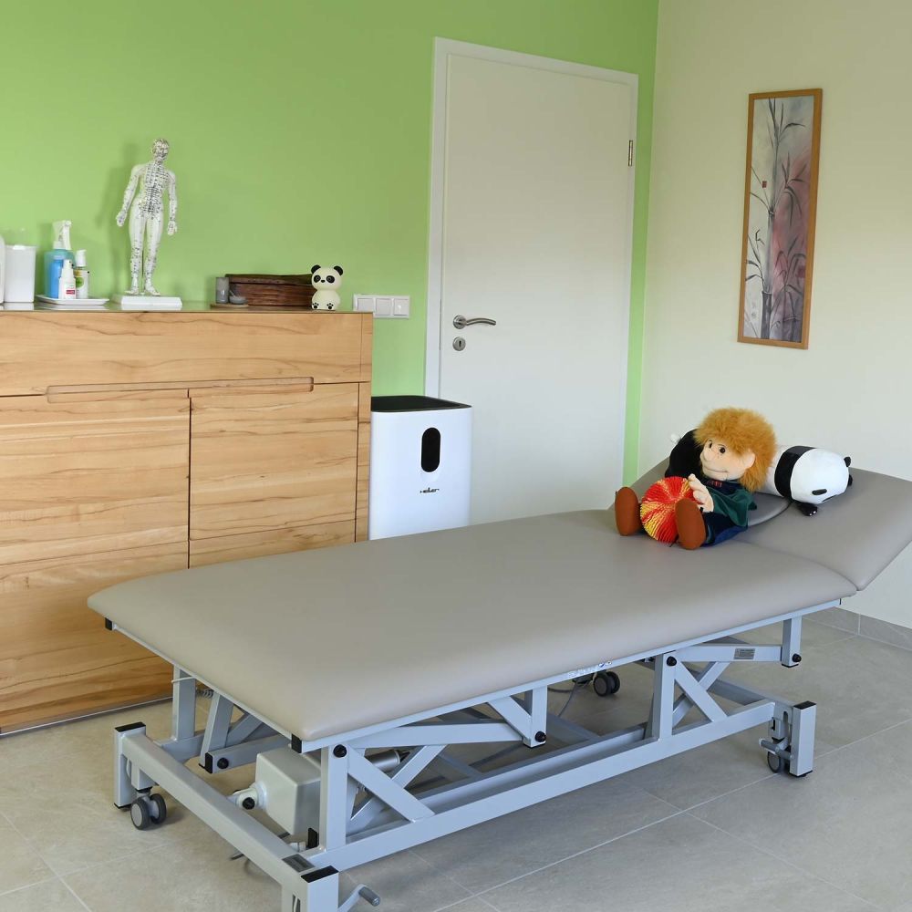 Behandlungsraum mit Physio-Liege